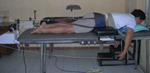 Kéo giãn cột sống thắt lưng tư thế bệnh nhân nằm sấp